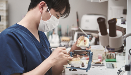 원내 기공소에서 임시 보철물 제작